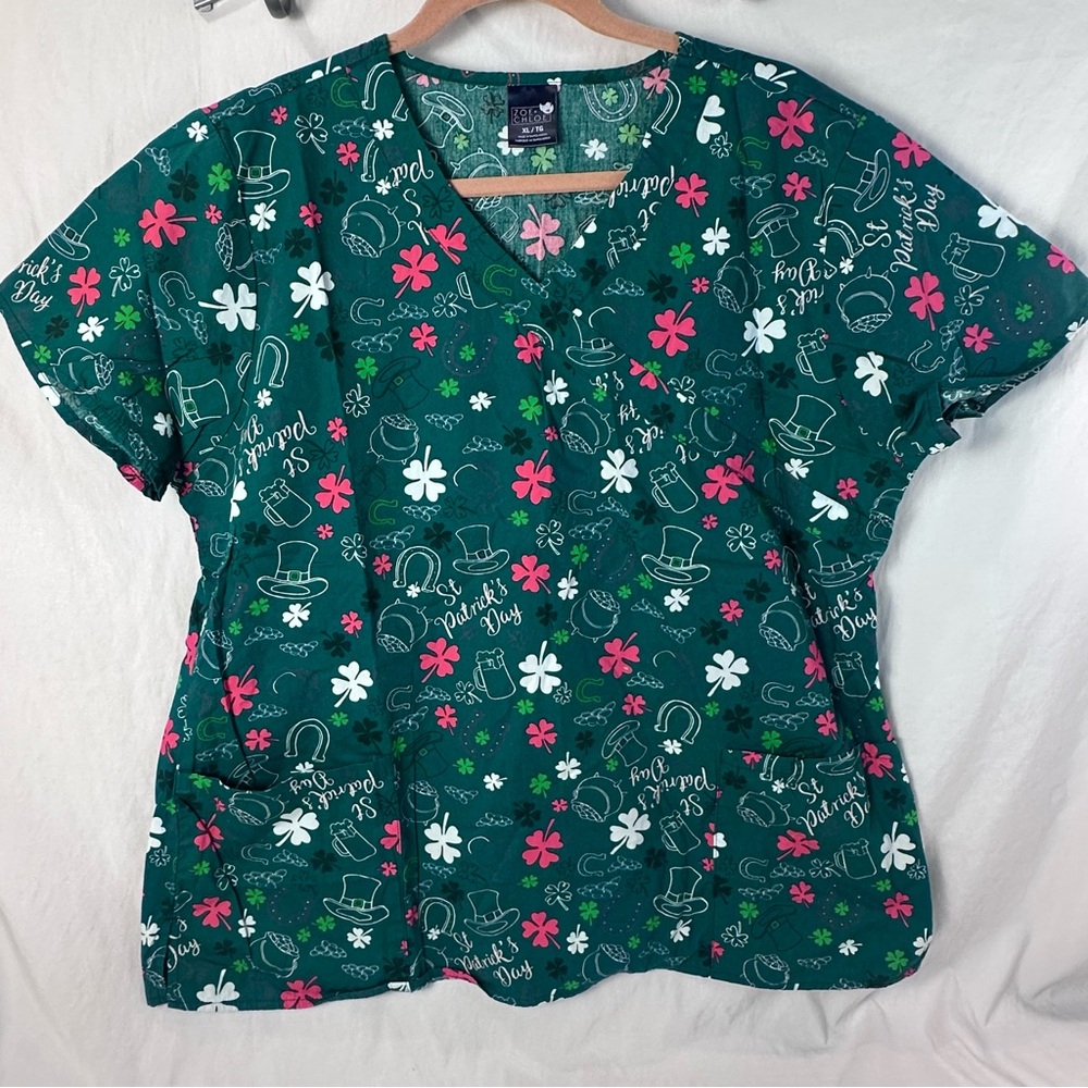 Zoe & Chloe Women’s XL St. Patrick’s Day Scrub Top 🍀💚🌸